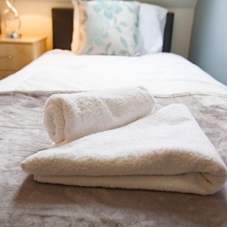 Comfortable Swindon Town Centre Apartments, Free Parking, Sleeps Up To 8 외부 사진