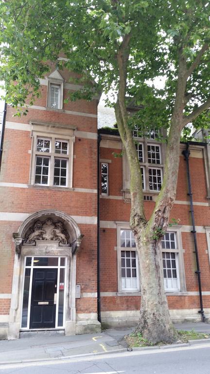 Comfortable Swindon Town Centre Apartments, Free Parking, Sleeps Up To 8 객실 사진