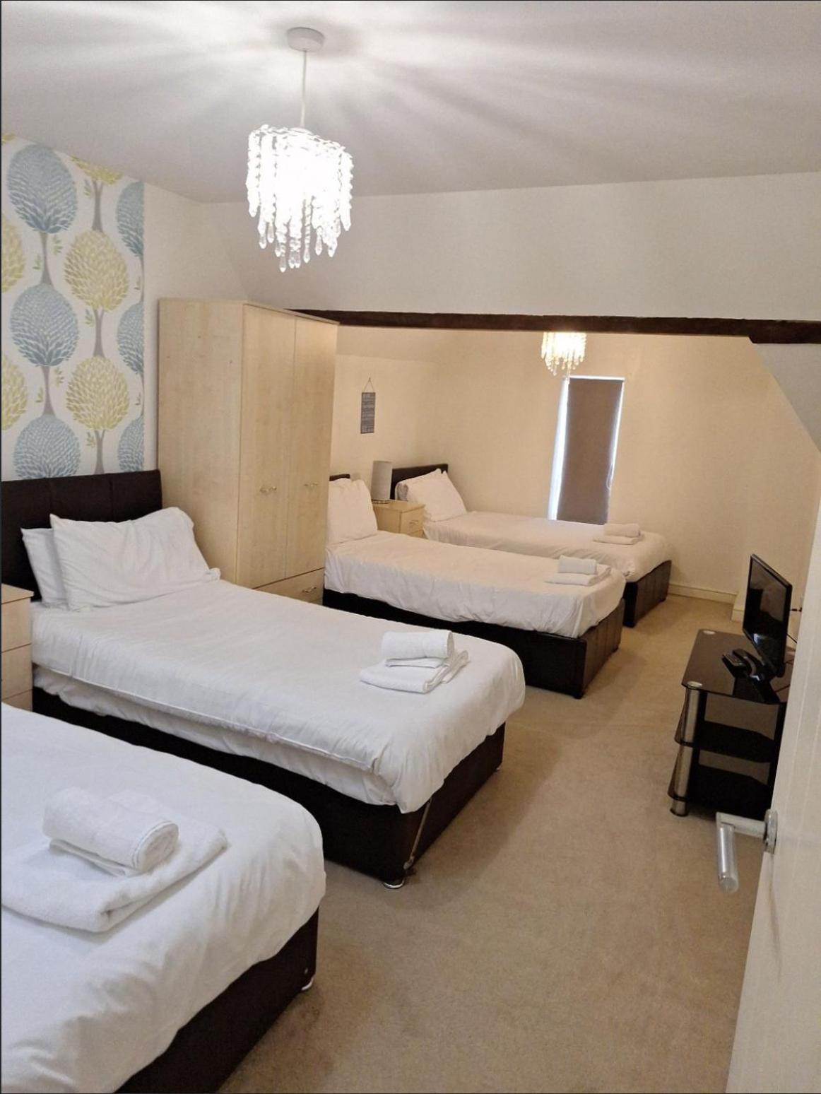 Comfortable Swindon Town Centre Apartments, Free Parking, Sleeps Up To 8 외부 사진
