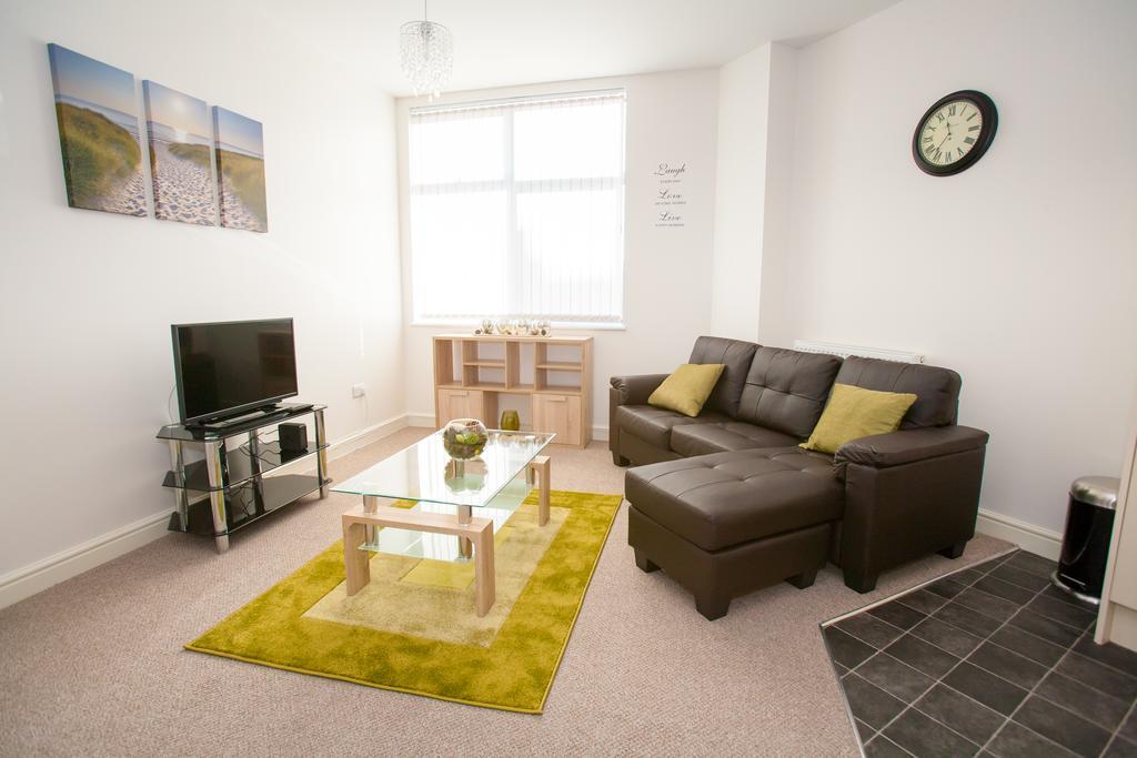 Comfortable Swindon Town Centre Apartments, Free Parking, Sleeps Up To 8 객실 사진