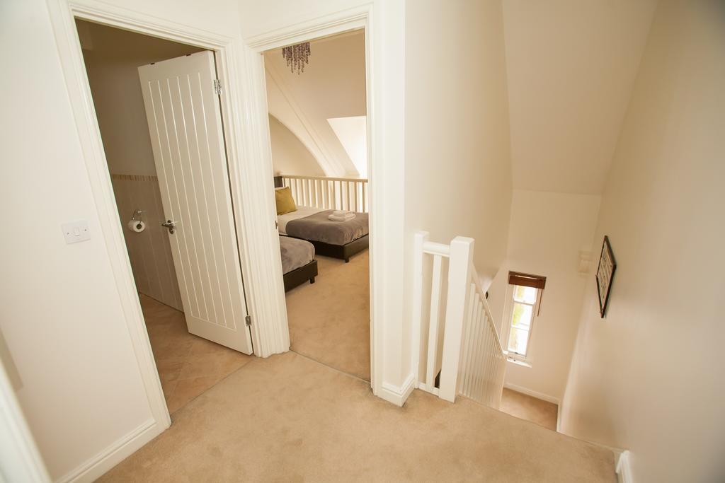 Comfortable Swindon Town Centre Apartments, Free Parking, Sleeps Up To 8 외부 사진