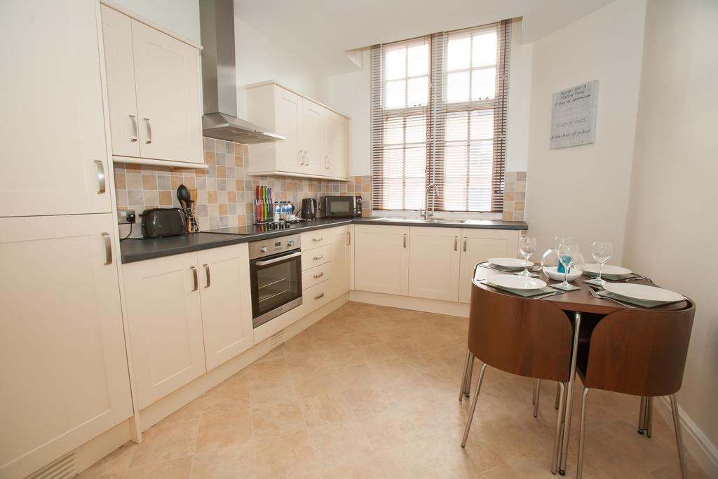 Comfortable Swindon Town Centre Apartments, Free Parking, Sleeps Up To 8 외부 사진