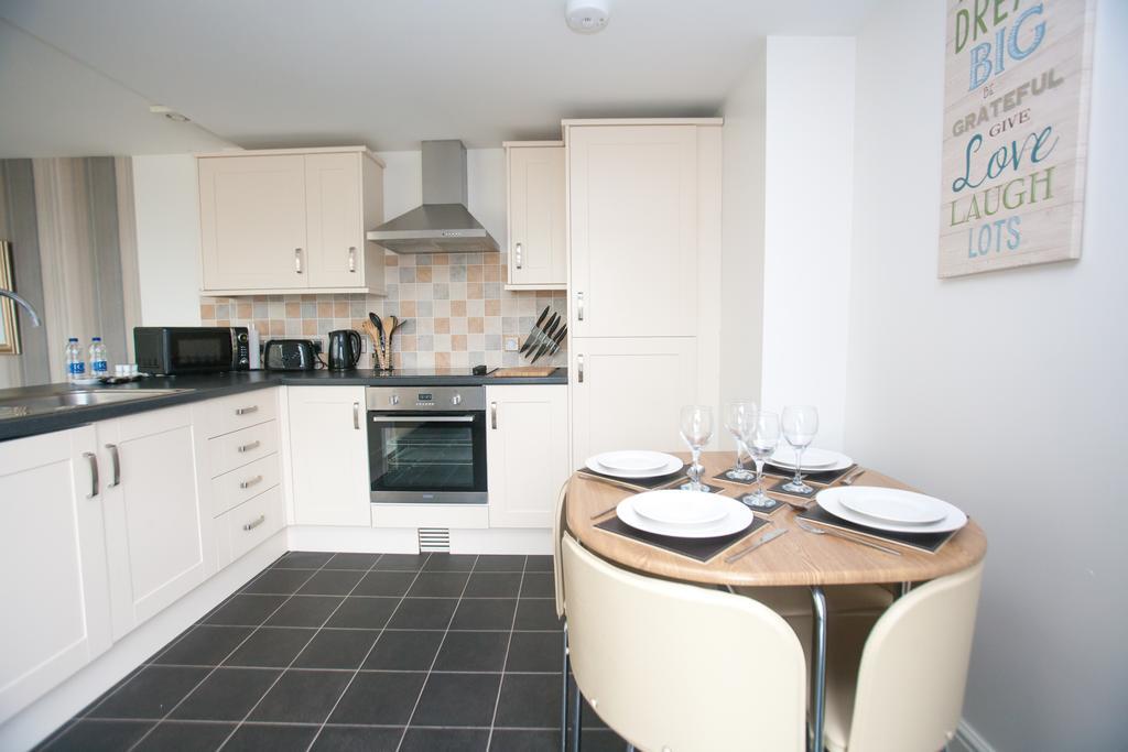 Comfortable Swindon Town Centre Apartments, Free Parking, Sleeps Up To 8 외부 사진