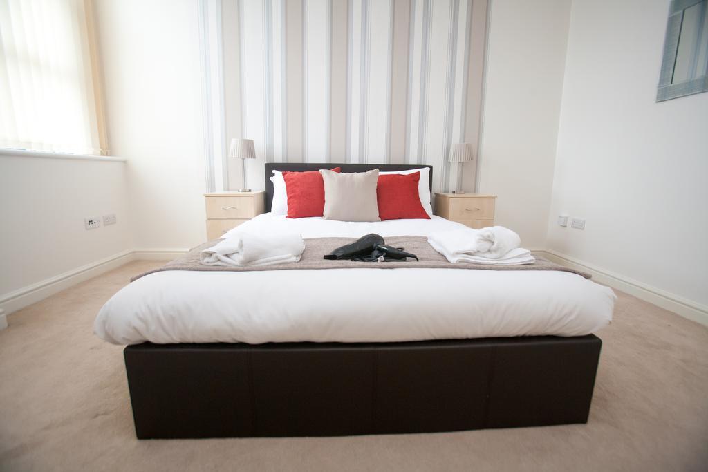 Comfortable Swindon Town Centre Apartments, Free Parking, Sleeps Up To 8 외부 사진