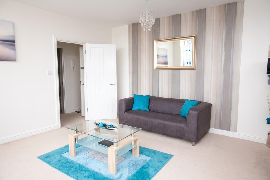 Comfortable Swindon Town Centre Apartments, Free Parking, Sleeps Up To 8 외부 사진