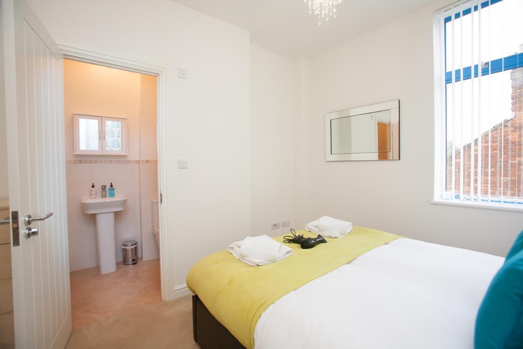 Comfortable Swindon Town Centre Apartments, Free Parking, Sleeps Up To 8 외부 사진