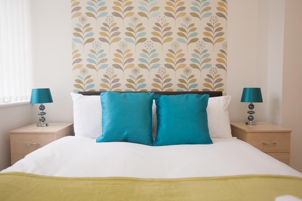 Comfortable Swindon Town Centre Apartments, Free Parking, Sleeps Up To 8 외부 사진