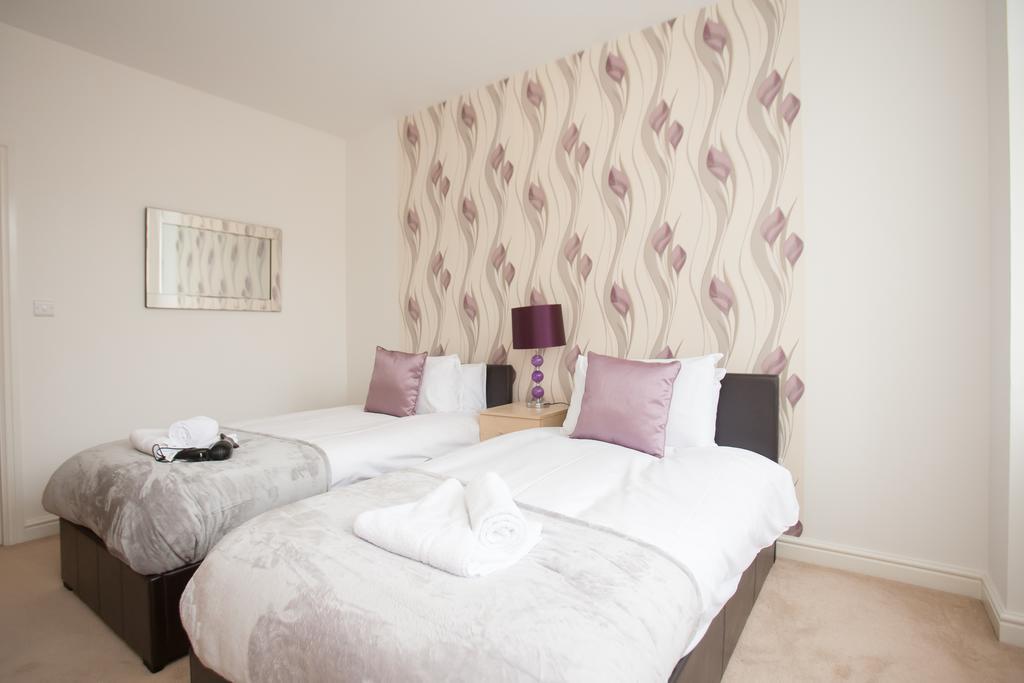 Comfortable Swindon Town Centre Apartments, Free Parking, Sleeps Up To 8 외부 사진