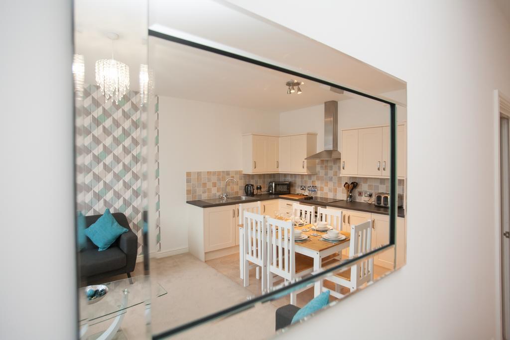 Comfortable Swindon Town Centre Apartments, Free Parking, Sleeps Up To 8 외부 사진