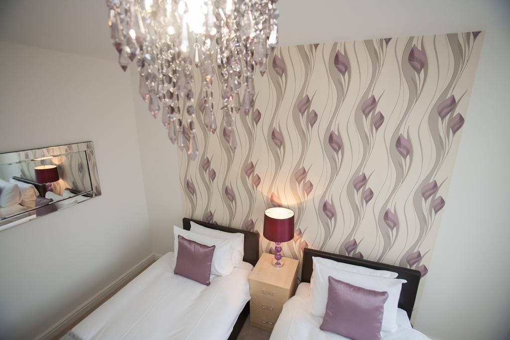Comfortable Swindon Town Centre Apartments, Free Parking, Sleeps Up To 8 외부 사진