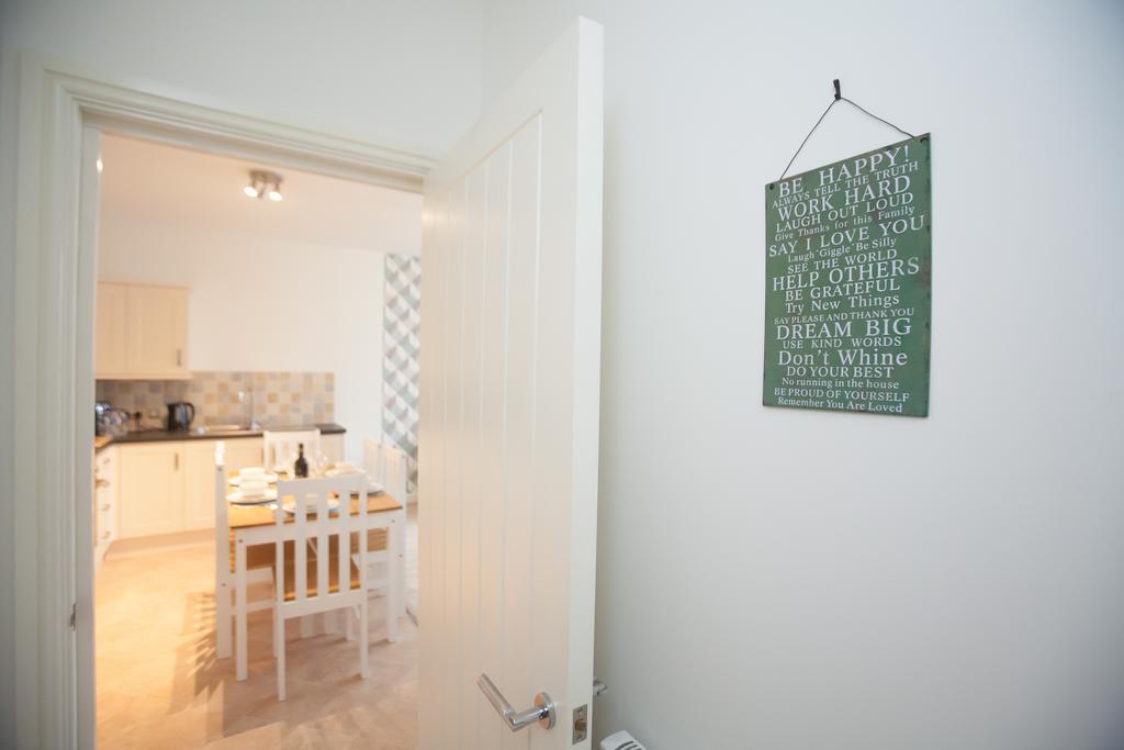 Comfortable Swindon Town Centre Apartments, Free Parking, Sleeps Up To 8 외부 사진