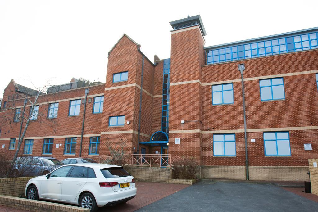 Comfortable Swindon Town Centre Apartments, Free Parking, Sleeps Up To 8 외부 사진