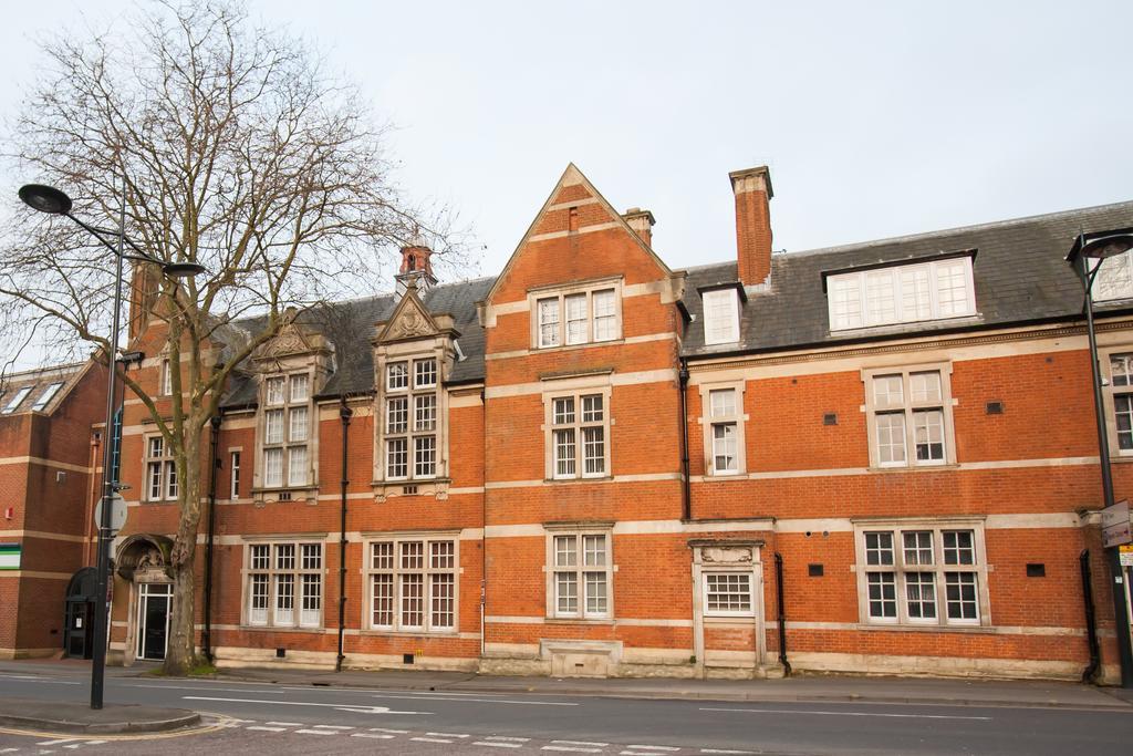 Comfortable Swindon Town Centre Apartments, Free Parking, Sleeps Up To 8 외부 사진