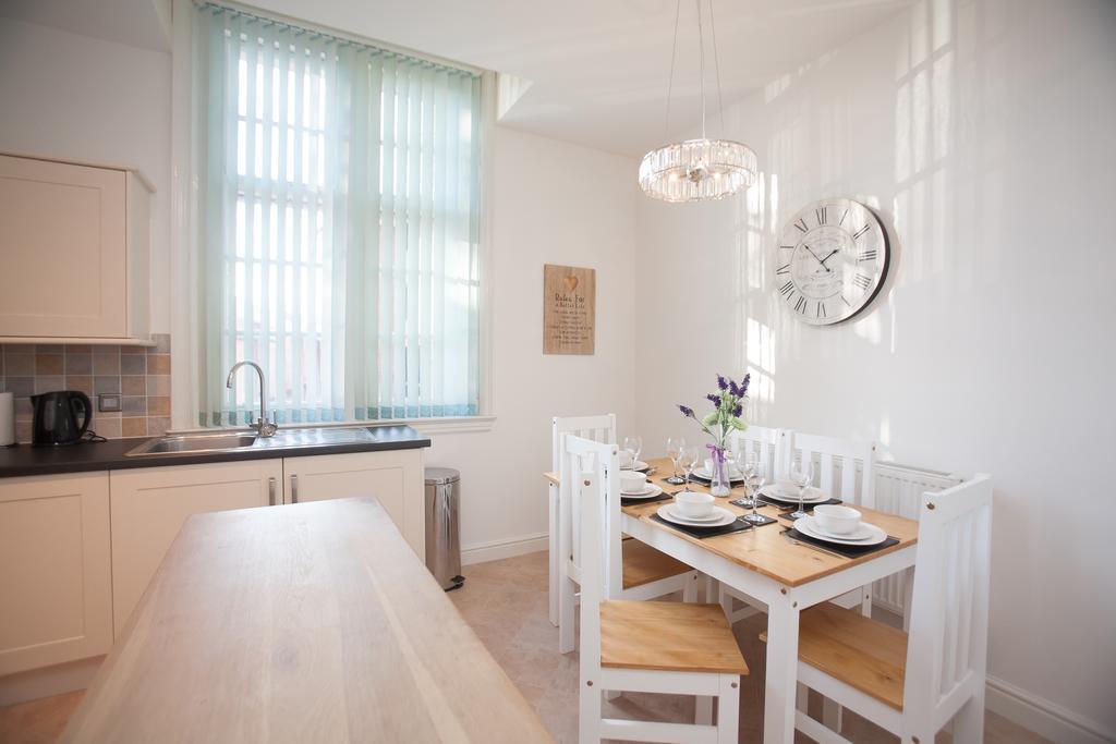 Comfortable Swindon Town Centre Apartments, Free Parking, Sleeps Up To 8 외부 사진