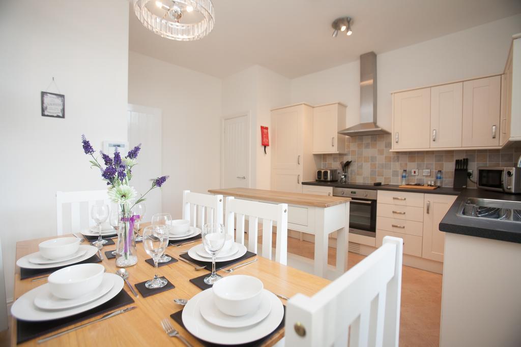 Comfortable Swindon Town Centre Apartments, Free Parking, Sleeps Up To 8 외부 사진