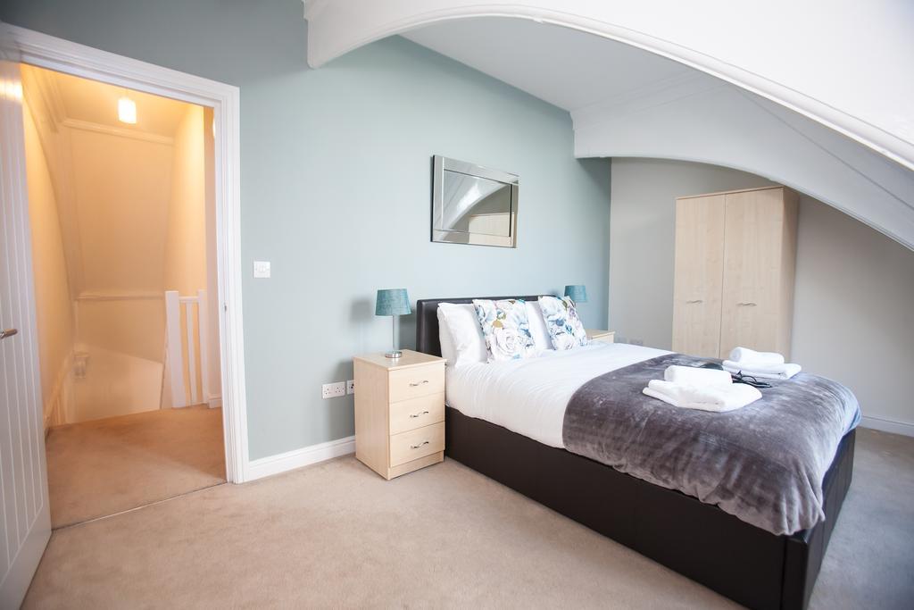 Comfortable Swindon Town Centre Apartments, Free Parking, Sleeps Up To 8 외부 사진
