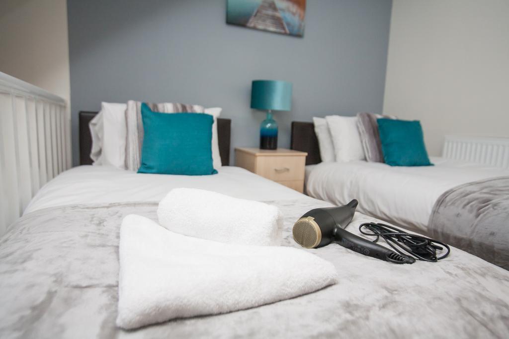Comfortable Swindon Town Centre Apartments, Free Parking, Sleeps Up To 8 외부 사진