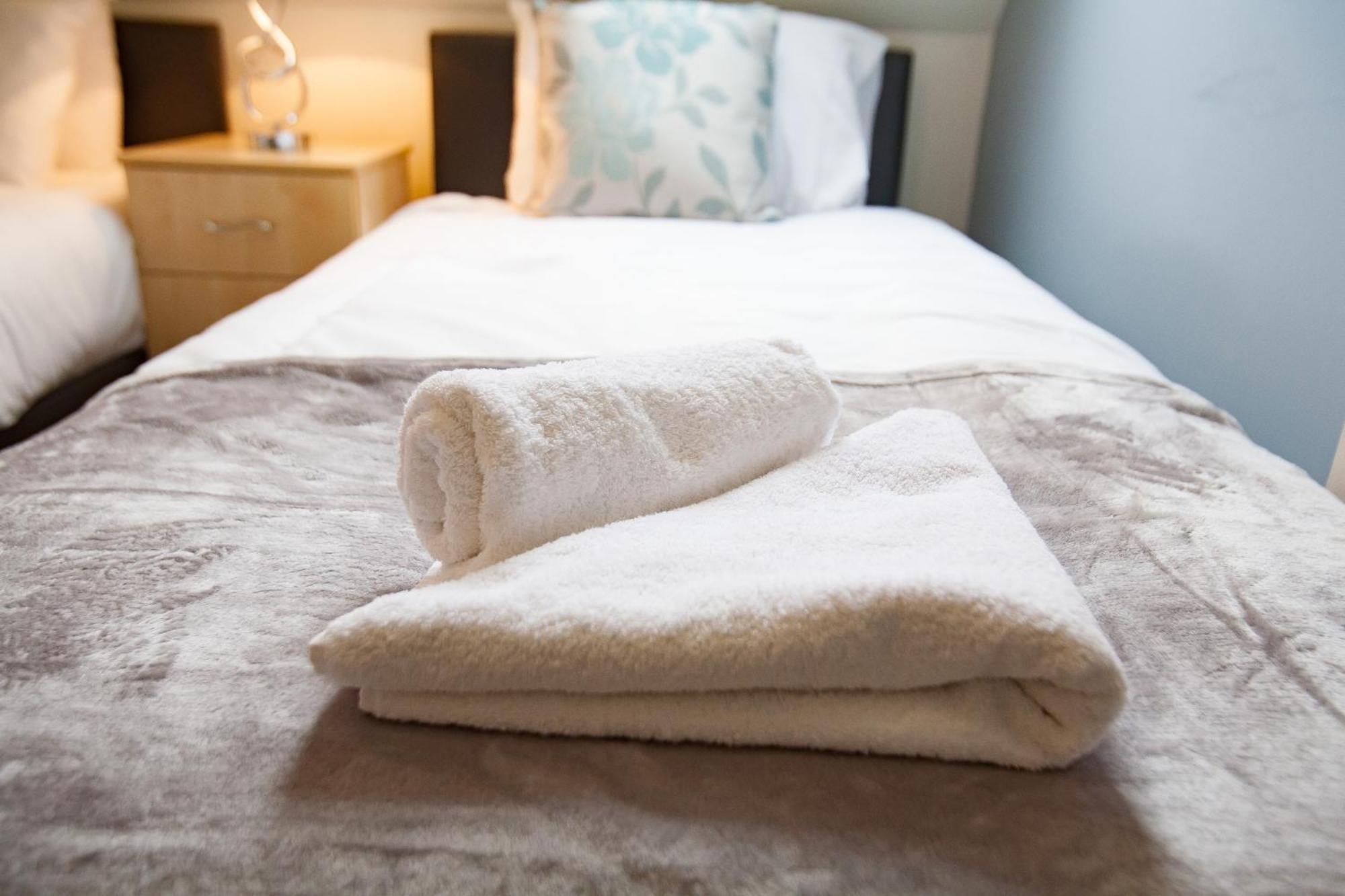 Comfortable Swindon Town Centre Apartments, Free Parking, Sleeps Up To 8 외부 사진
