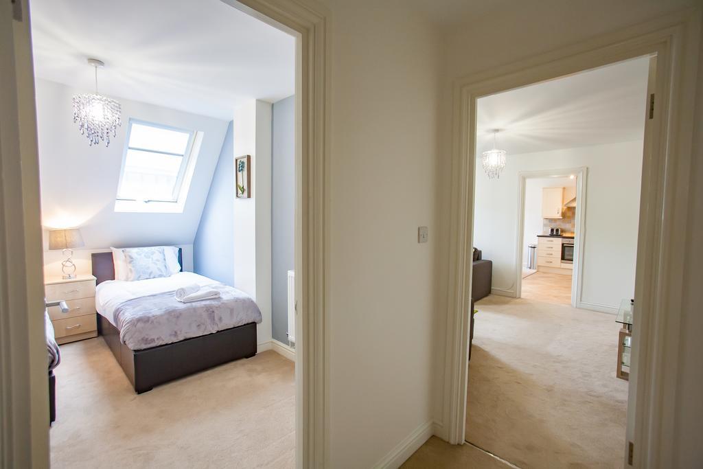 Comfortable Swindon Town Centre Apartments, Free Parking, Sleeps Up To 8 외부 사진