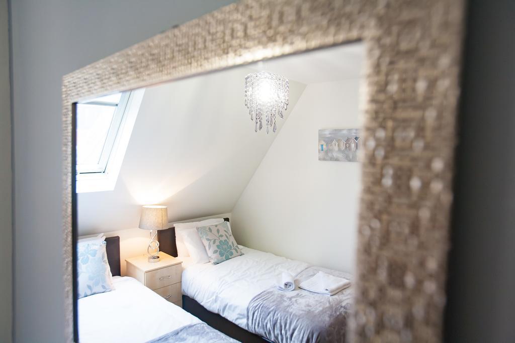 Comfortable Swindon Town Centre Apartments, Free Parking, Sleeps Up To 8 외부 사진