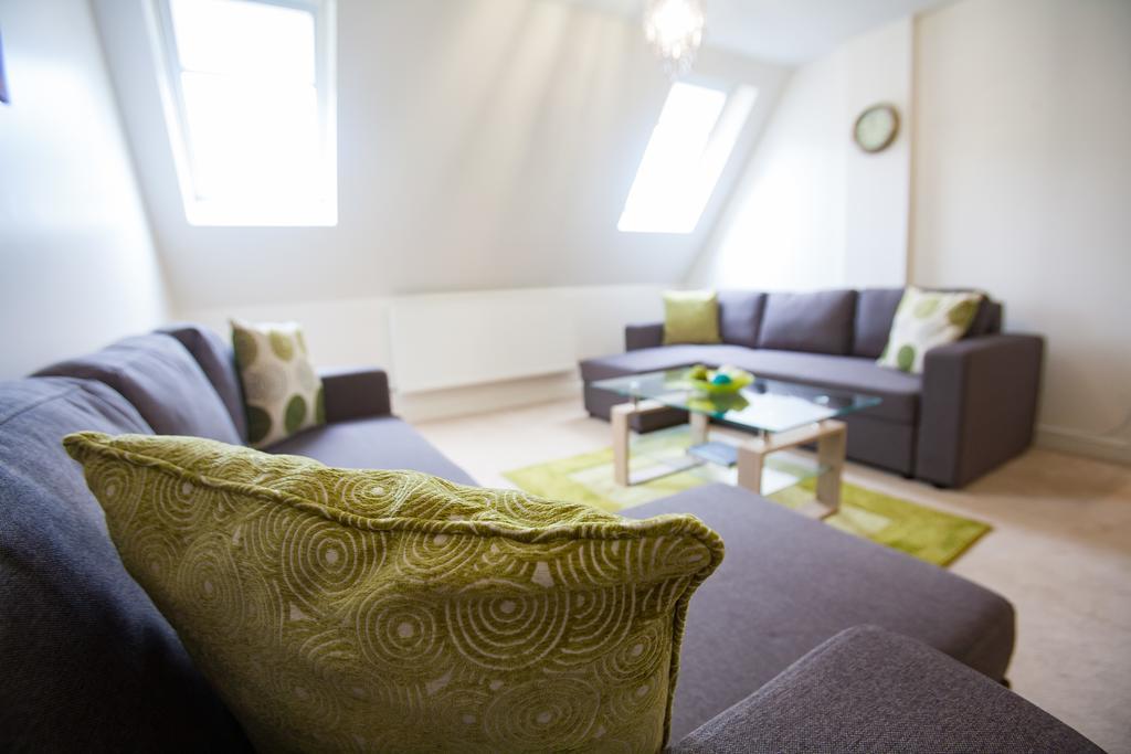 Comfortable Swindon Town Centre Apartments, Free Parking, Sleeps Up To 8 외부 사진