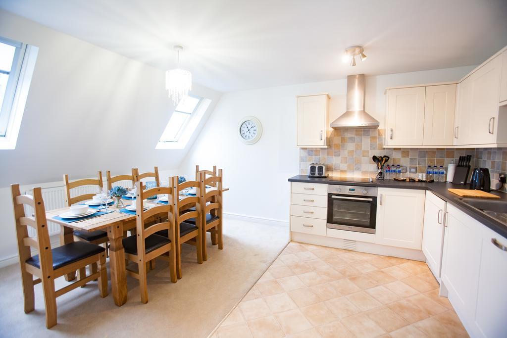 Comfortable Swindon Town Centre Apartments, Free Parking, Sleeps Up To 8 외부 사진