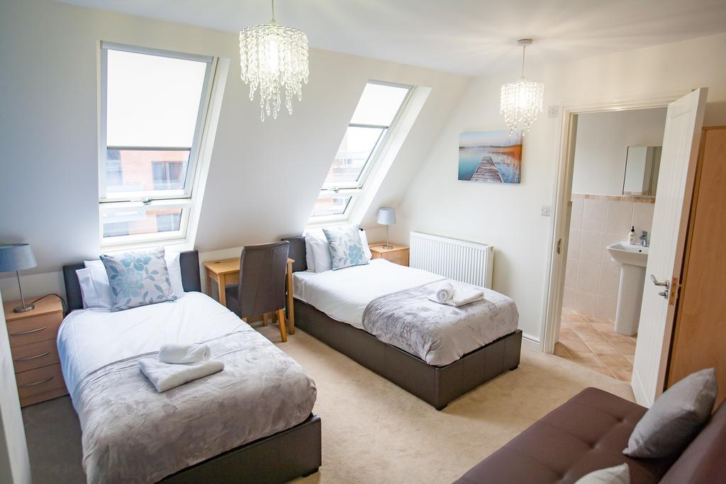 Comfortable Swindon Town Centre Apartments, Free Parking, Sleeps Up To 8 외부 사진