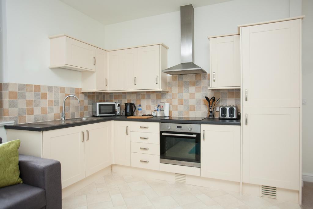 Comfortable Swindon Town Centre Apartments, Free Parking, Sleeps Up To 8 외부 사진
