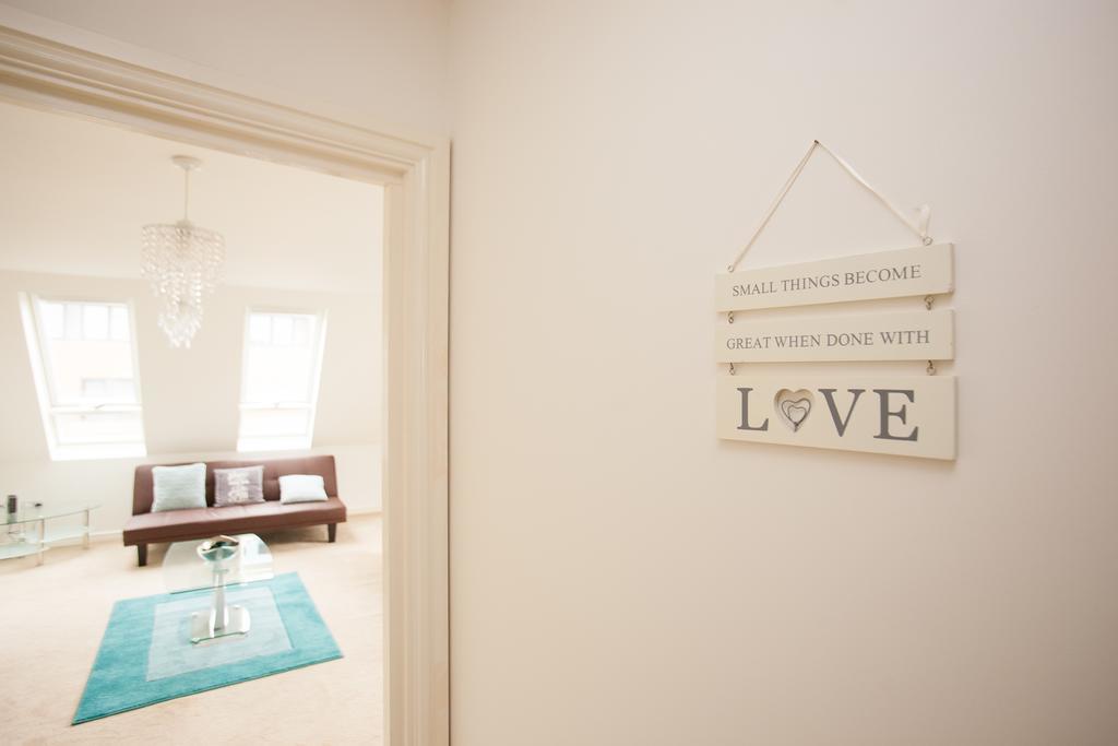 Comfortable Swindon Town Centre Apartments, Free Parking, Sleeps Up To 8 외부 사진
