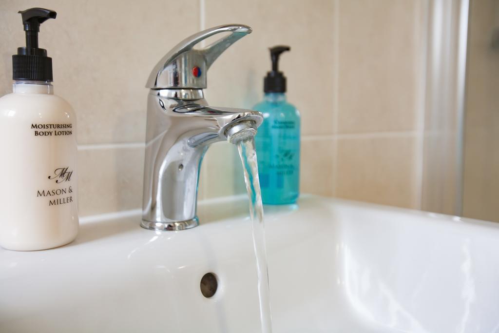 Comfortable Swindon Town Centre Apartments, Free Parking, Sleeps Up To 8 외부 사진