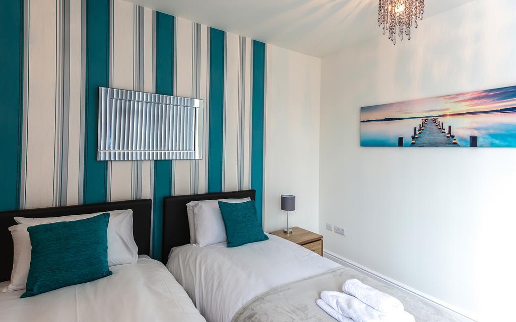 Comfortable Swindon Town Centre Apartments, Free Parking, Sleeps Up To 8 외부 사진