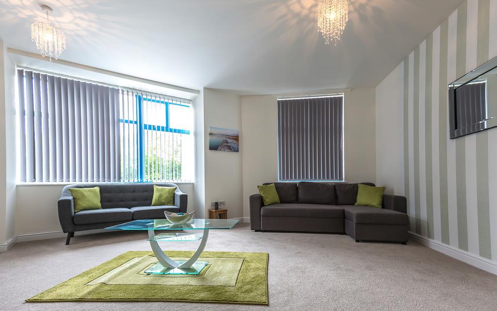 Comfortable Swindon Town Centre Apartments, Free Parking, Sleeps Up To 8 외부 사진