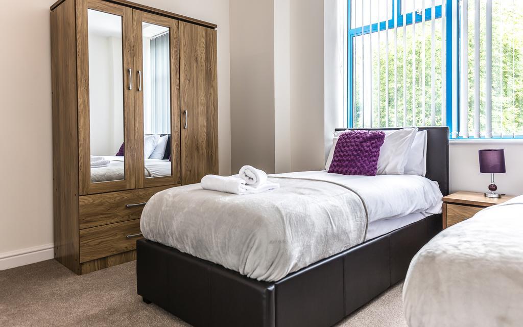 Comfortable Swindon Town Centre Apartments, Free Parking, Sleeps Up To 8 외부 사진