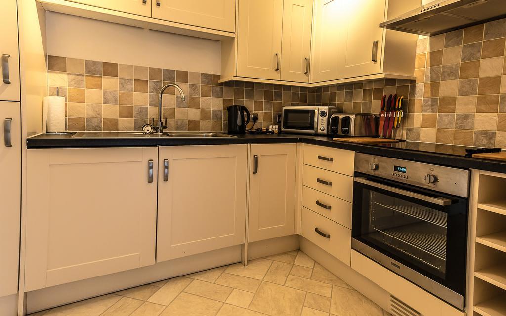 Comfortable Swindon Town Centre Apartments, Free Parking, Sleeps Up To 8 외부 사진