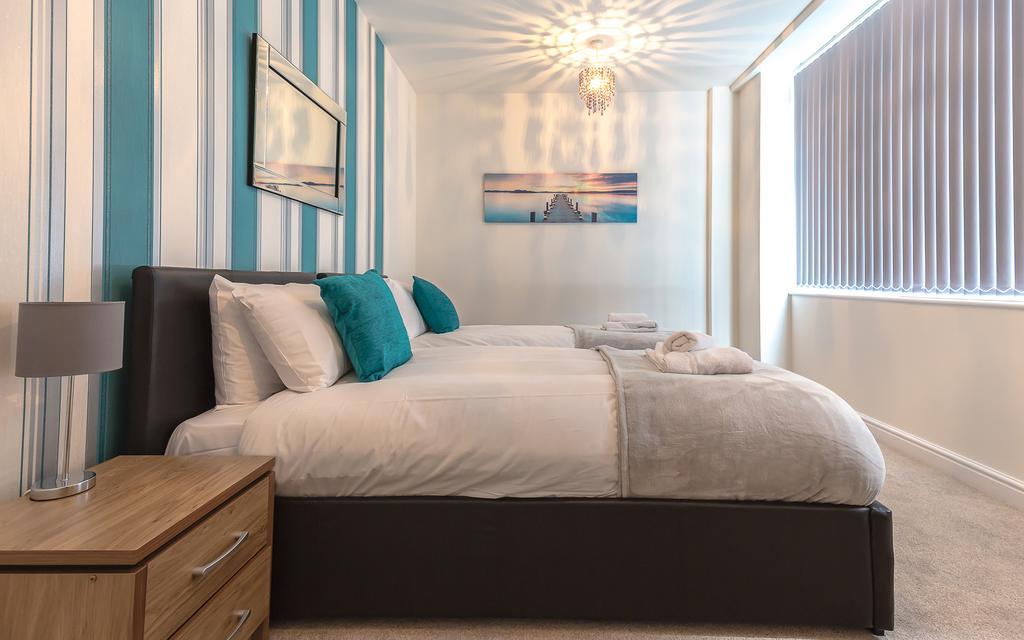 Comfortable Swindon Town Centre Apartments, Free Parking, Sleeps Up To 8 외부 사진