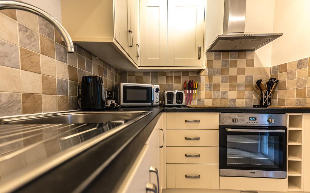 Comfortable Swindon Town Centre Apartments, Free Parking, Sleeps Up To 8 외부 사진
