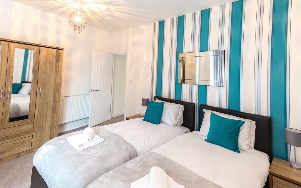 Comfortable Swindon Town Centre Apartments, Free Parking, Sleeps Up To 8 외부 사진