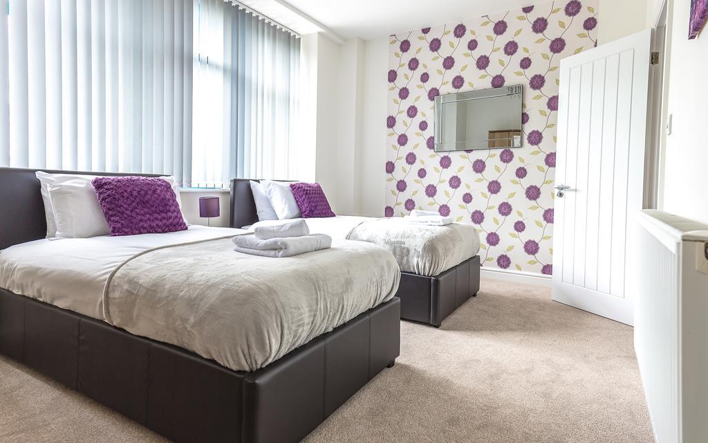 Comfortable Swindon Town Centre Apartments, Free Parking, Sleeps Up To 8 외부 사진