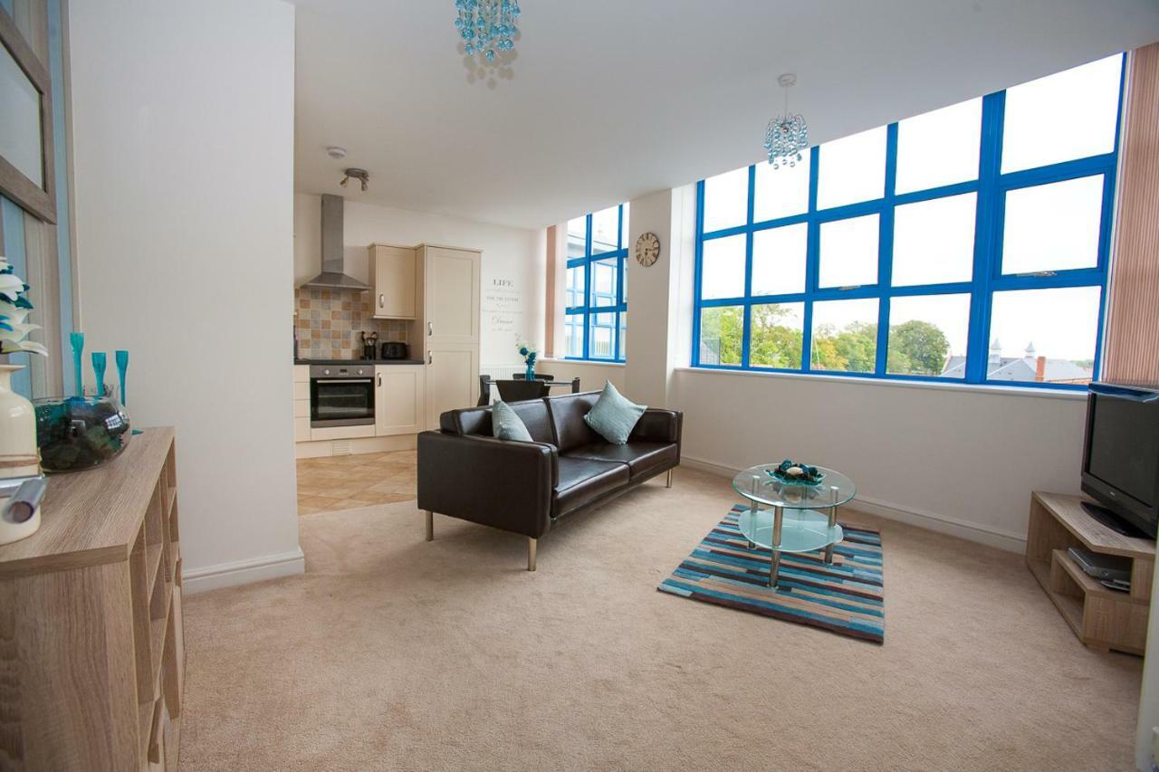 Comfortable Swindon Town Centre Apartments, Free Parking, Sleeps Up To 8 외부 사진