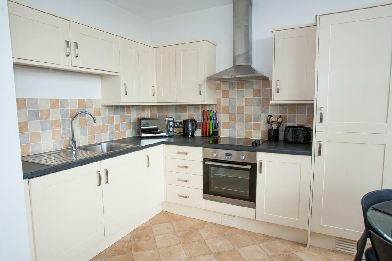 Comfortable Swindon Town Centre Apartments, Free Parking, Sleeps Up To 8 외부 사진